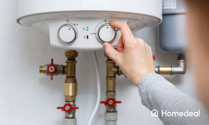 Vrouwelijke hand zet thermostaat van elektrische boiler in eco stand