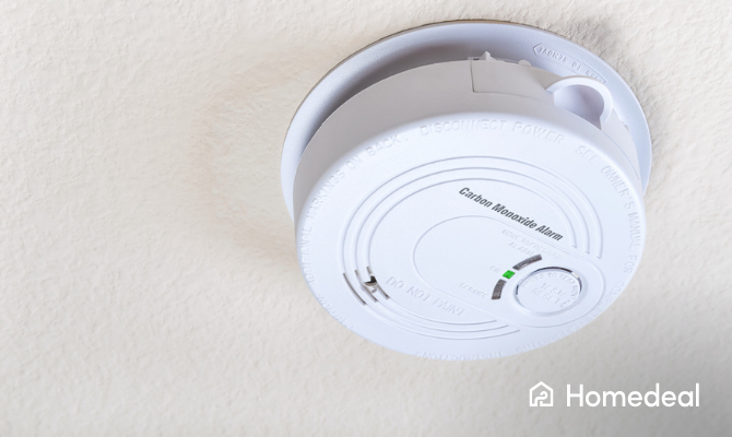 koolstofmonoxidemelder gemonteerd op een plafond