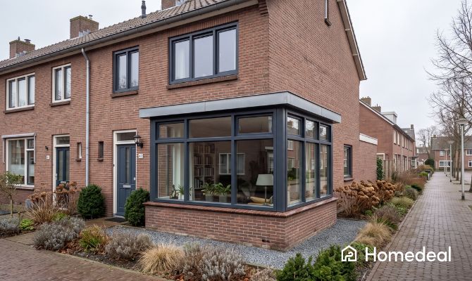 Nederlandse hoekwoning met een erker aan de voorkant en zijkant van het huis