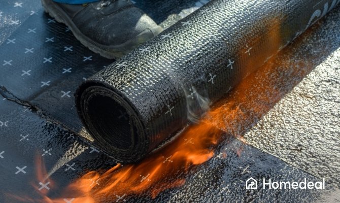 Dakdekker brengt nieuwe dakbedekking over oude dakbedekking aan met behulp van een brander. Deze renovatiemethode zorgt voor een waterdichte afwerking en kan een efficiënte oplossing zijn voor het vernieuwen van een plat dak.