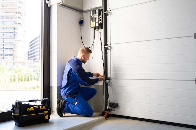 Vakspecialist is een garagedeur aan het vervangen