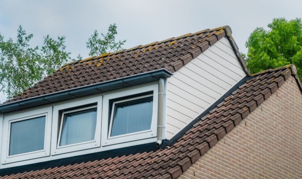 Nokverhoging eenzijdig van hout met drie ramen en een schuin dakpannendak