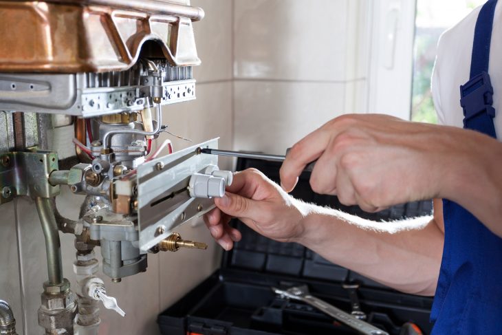 Vakspecialist die centrale verwarming plaatst