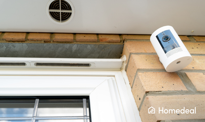 Draadloze camera van een huisbeveilgingssystem buiten