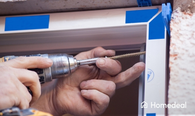 Nieuw wit kozijn wordt geplaatst door een vakspecialist