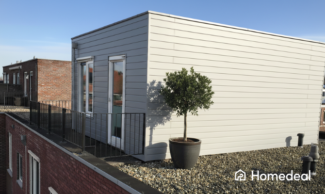 Houten dakopbouw met een klein balkon