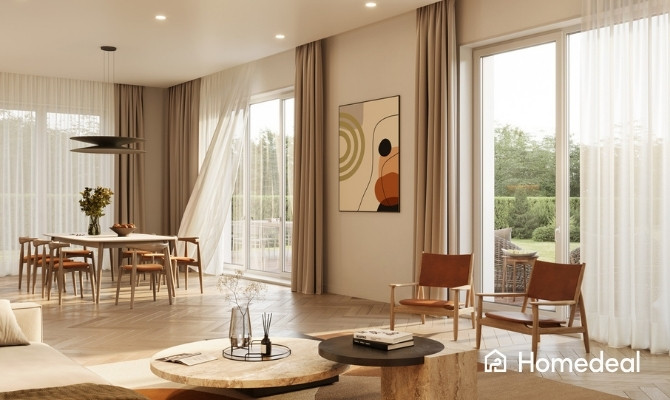 Stijlvol ingerichte woonkamer met eethoek, houten meubels, grote ramen en beige gordijnen in een modern ontwerp door een interieurarchitect