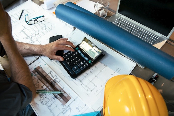 aanbouw kosten, materialen en klussen worden berekend op een rekenmachine