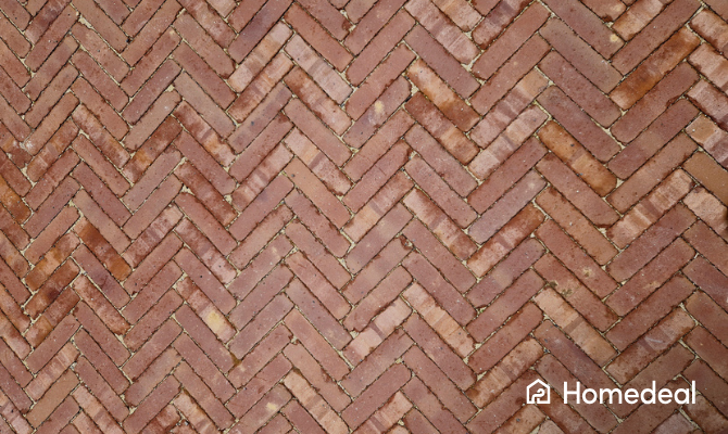 Bovenaanzicht van oprit met waaltjes in visgraat patroon