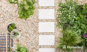 Bovenaanzicht van een tuin met grind en een looppad met tegels daar doorheen