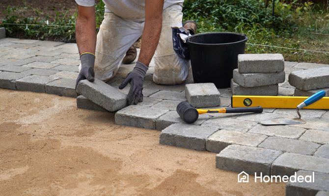 Stratenmaker aan het werk met bestraten