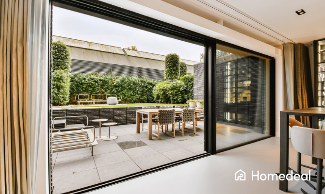 Grote aluminium schuifpui met twee delen bij een modern huis en tuin