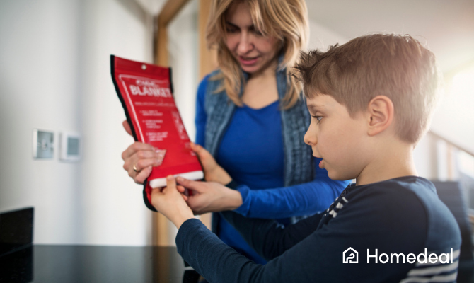 Moeder en zoon houden samen een blusdeken vast