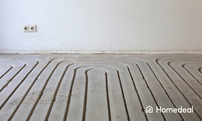 Een betonnen vloer met ingefreede sleuven voor vloerverwarming