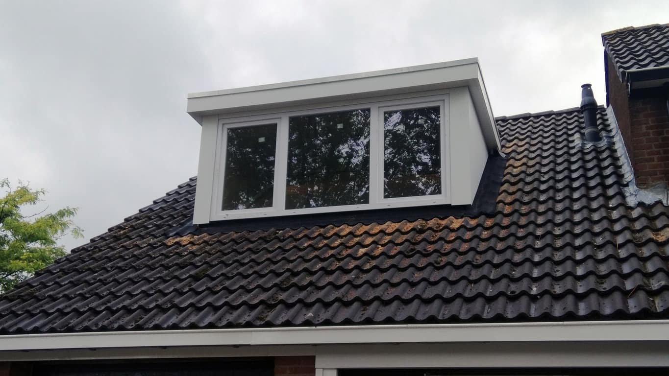 dakkapel wit voorzijde met zwarte dakpannen