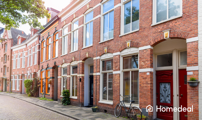 Oud huis isoleren - straat met Nederlandse huizen uit 1900