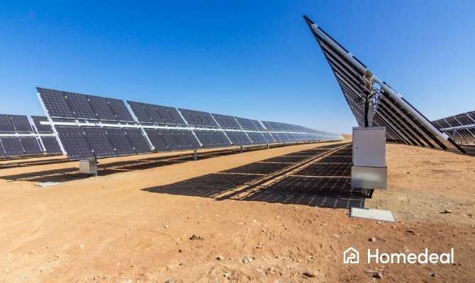 Rijen bifaciale zonnepanelen in de Atacama-woestijn bij het La Silla Observatory, optimaal geplaatst voor zonne-energieopwekking en CO₂-reductie.