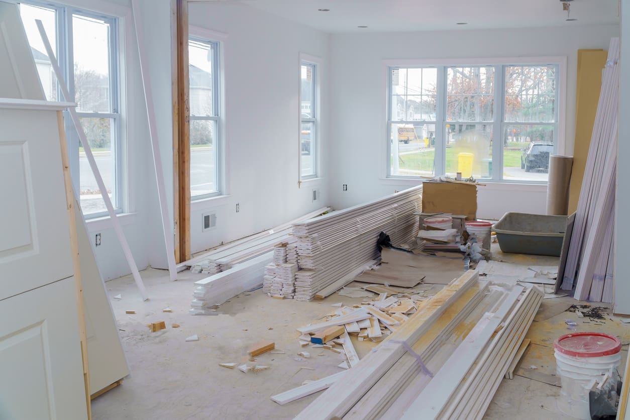 Nieuwe ruimte in huis die gevuld is met bouw materiaal