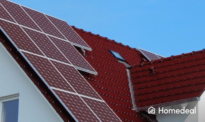 Woonhuis met rood pannendak en meerdere zonnepanelen gemonteerd op het schuine dakvlak.