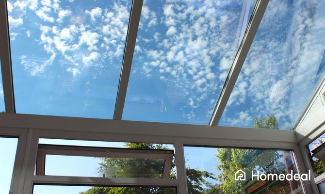  Serre met transparante zonnepanelen in het dak die zonlicht doorlaten en tegelijk energie opwekken.