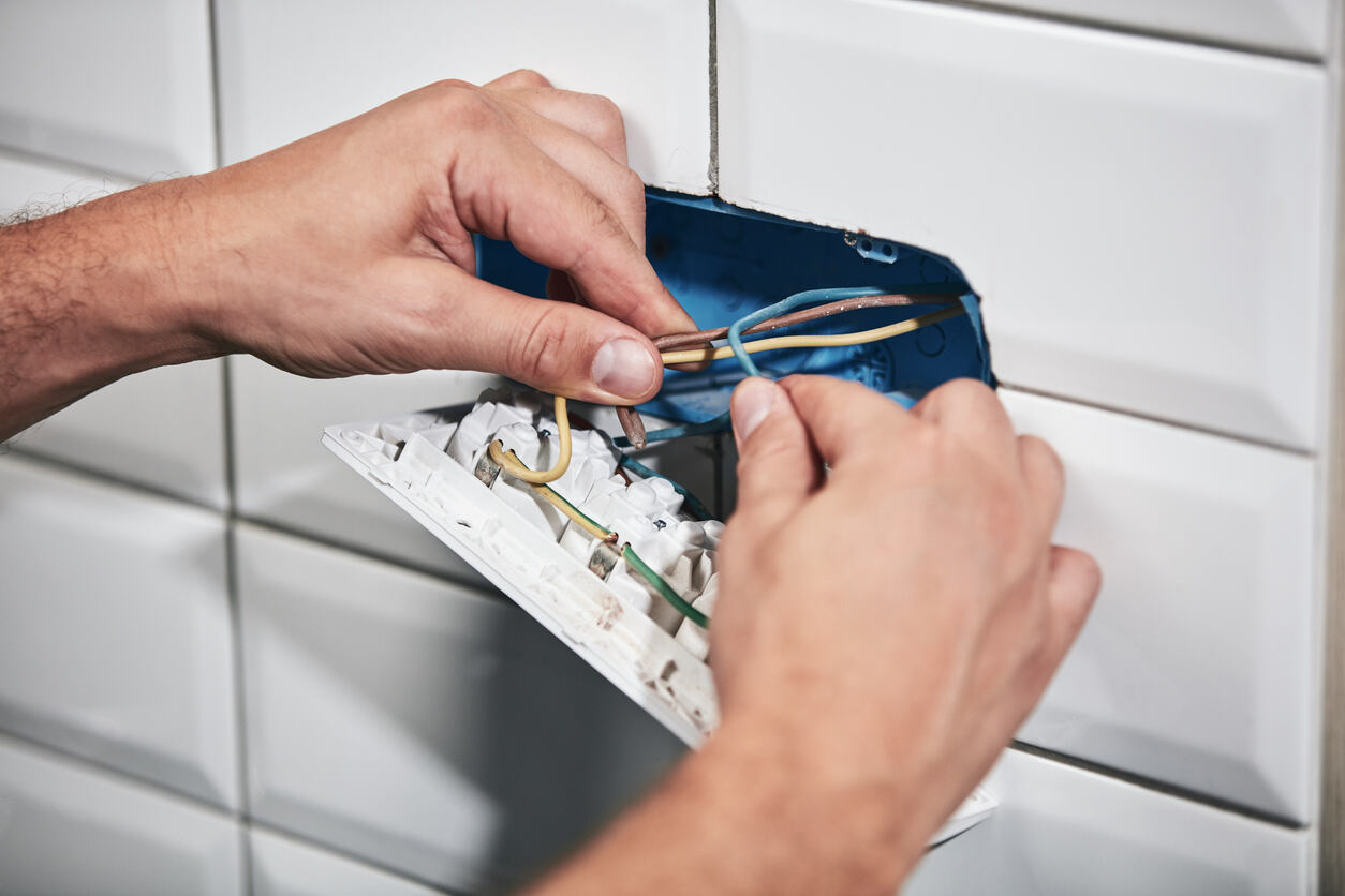 Vakspecialist bezig met het aansluiten van perilex