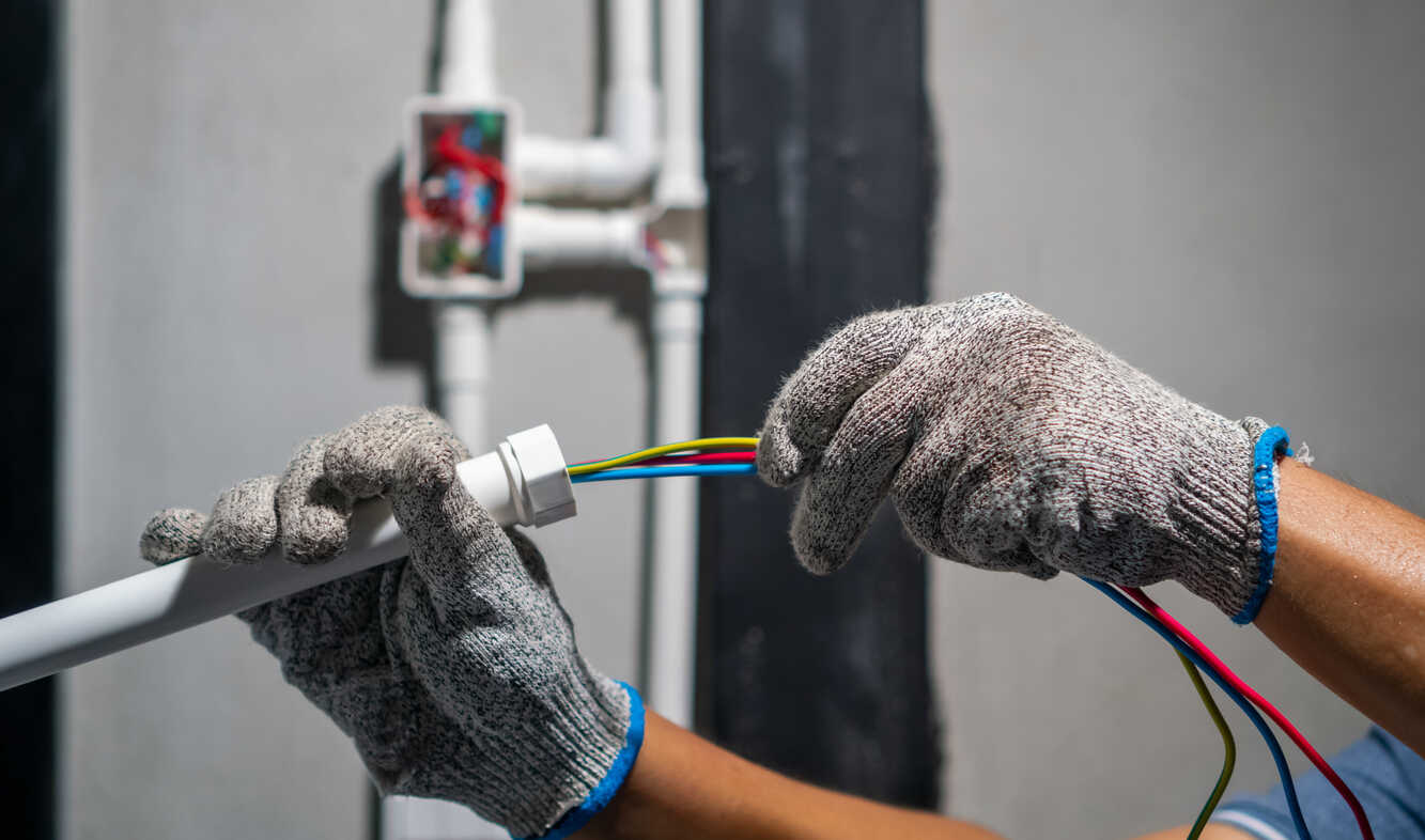 Kabel trekken door elektricien