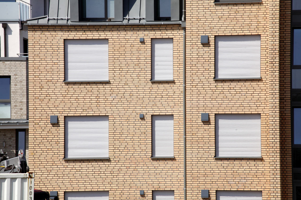 Screens zonwering op bruine huizen