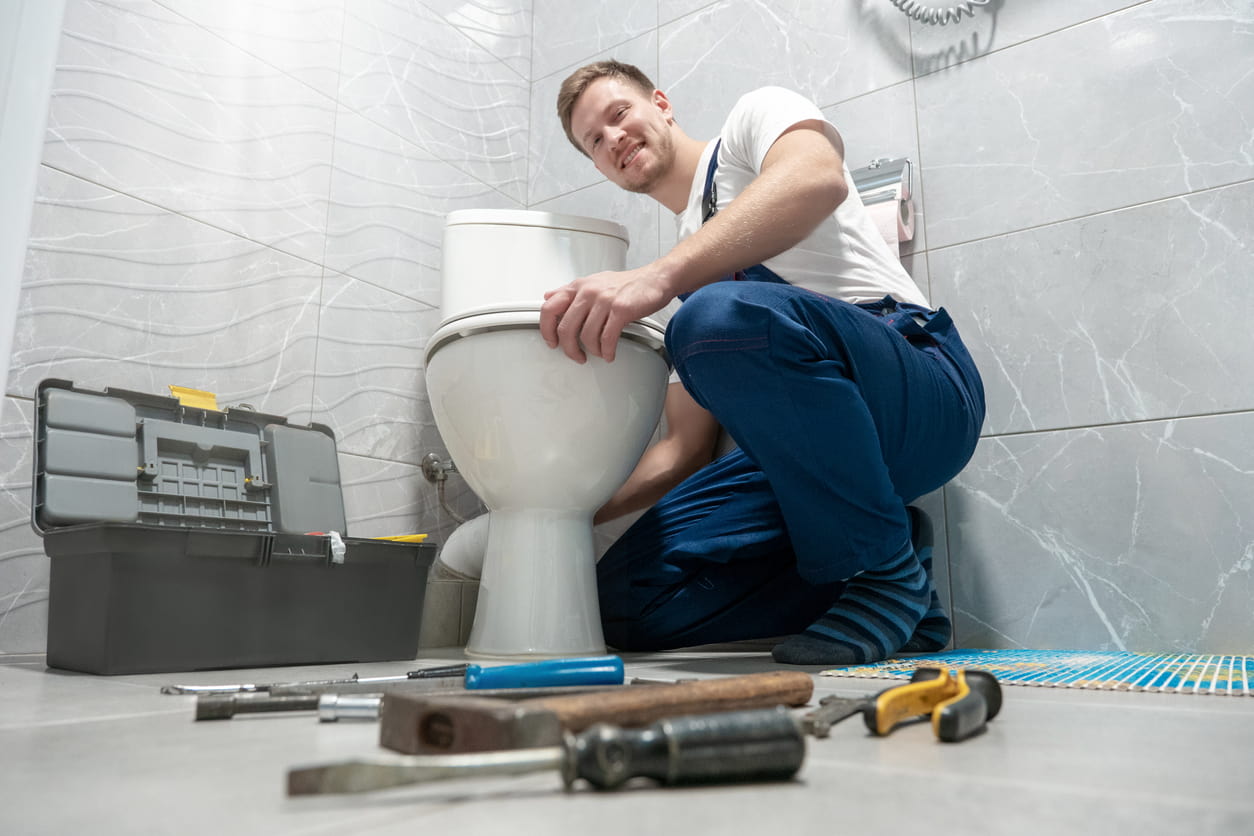 Aannemer bezig met renovatie van toilet