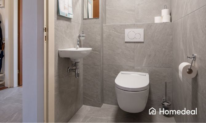 Nieuwe inbouw toilet en grote tegels op vloer en muren