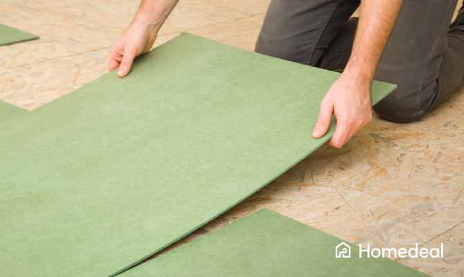 Man legt houtvezel platen op een underlayment vloer voor vloerisolatie