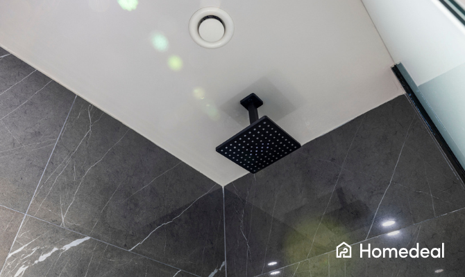 Close-up van een moderne badkamer met regendouche en ventilatie in het plafond