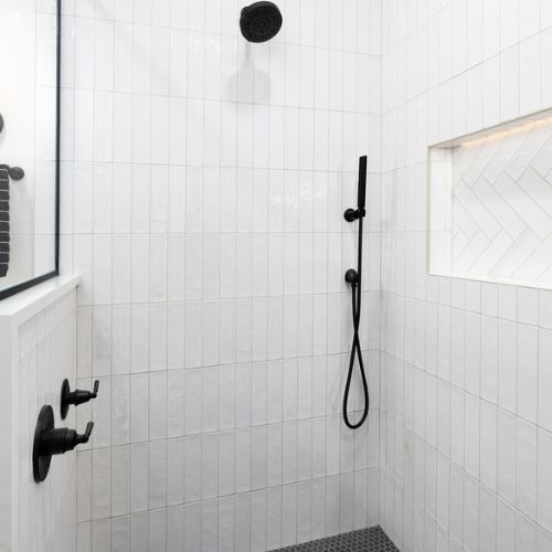 Badkamer inloopdouche met nis in muurtje