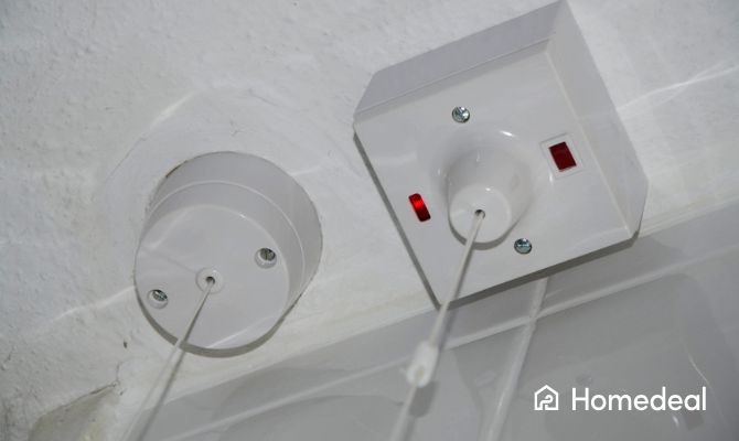 Close up van twee trekschakelaars in een badkamer
