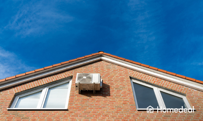 Airco muurmontage - airco buitenunit bevestigd aan een bakstenen muur