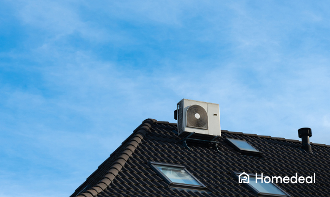 Airco op een schuin dak - buitenunit airco met dakbeugels bevestigd op een schuin dak