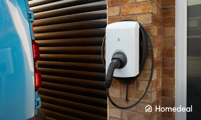 Laadpaal die aan de muur is bevestigd