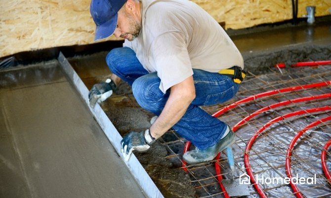 Vloerspecialist brengt cementdekvloer aan over vloerverwarming