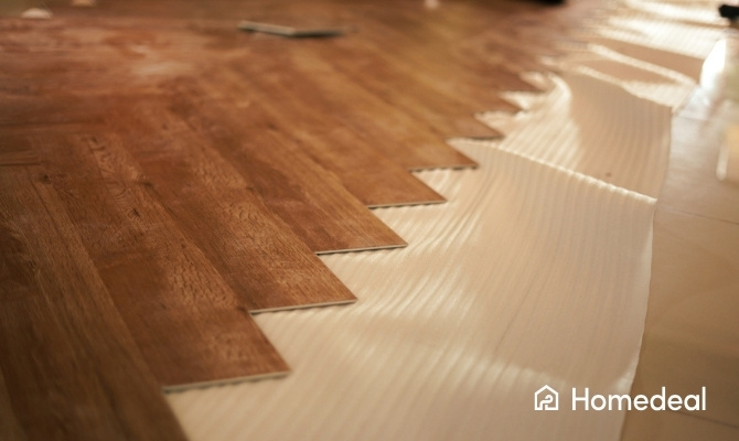 Plaatsen van een pvc vloer met houtlook planken op een ondervloer met isolerende onderlaag.